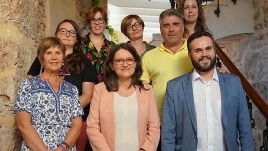 Oltra y el alcalde de Albaida, Josep Albert, con el equipo municipal de servicios sociales, ayer.
