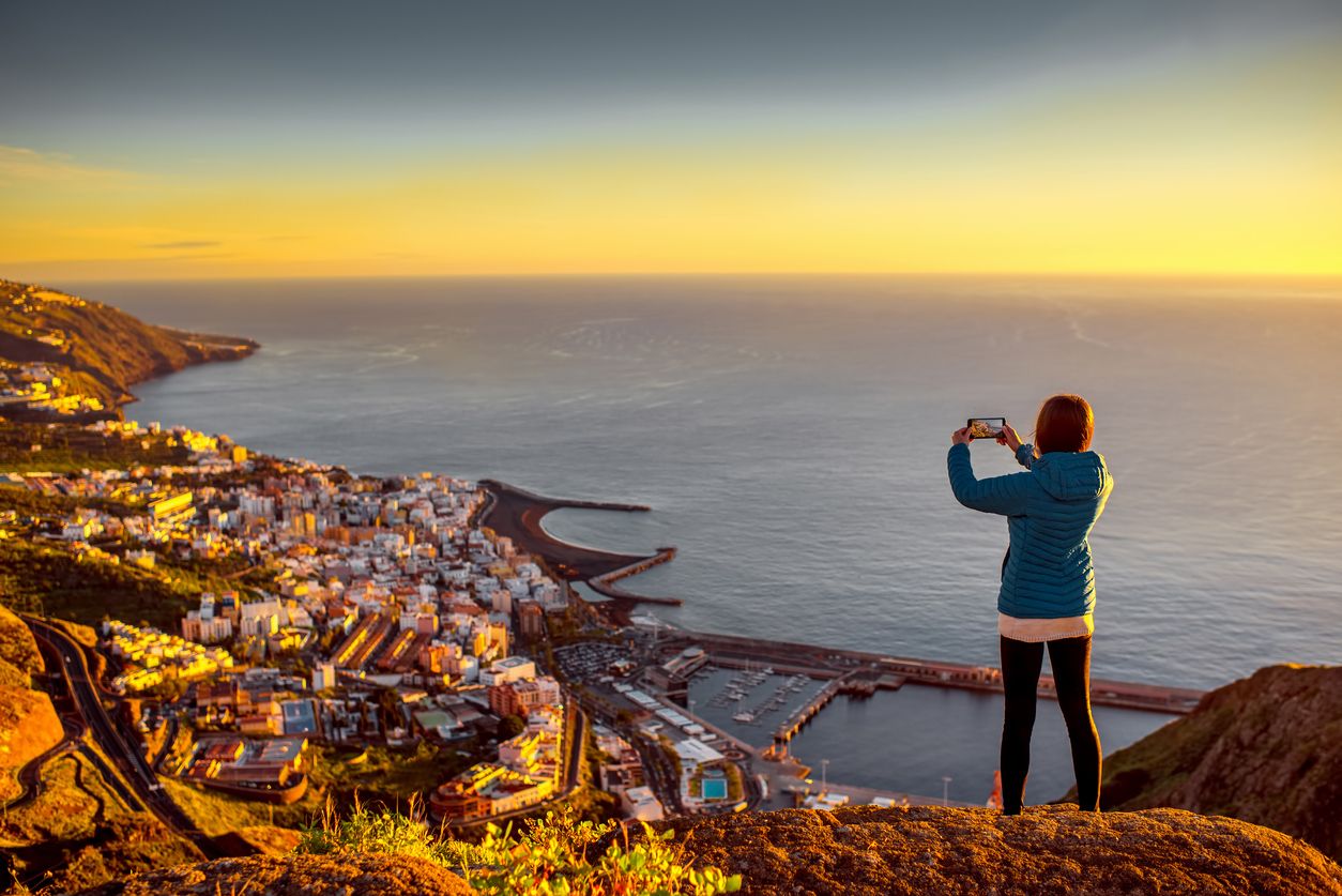 Mujer disfruta de la vista de la ciudad, cerca de la ciudad de Santa Cruz.