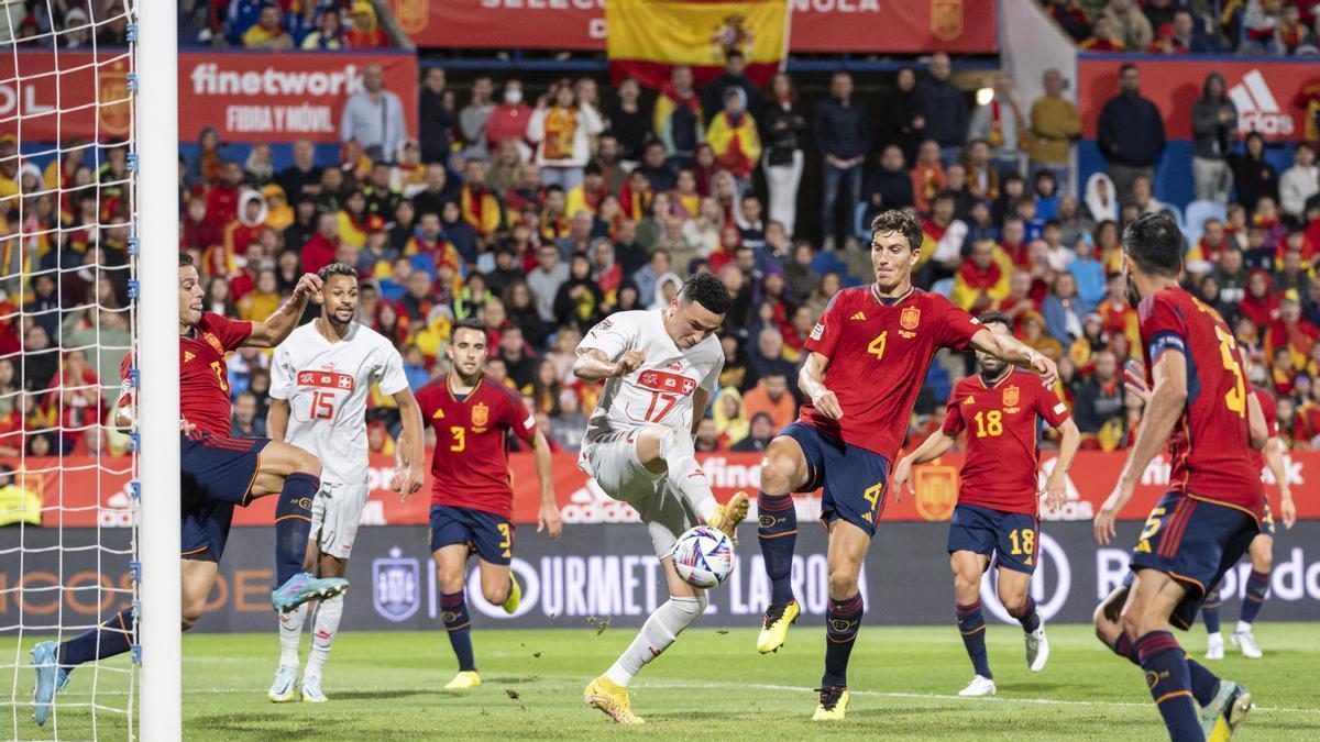 Rubén vargas, en acción ante Pau Torres.