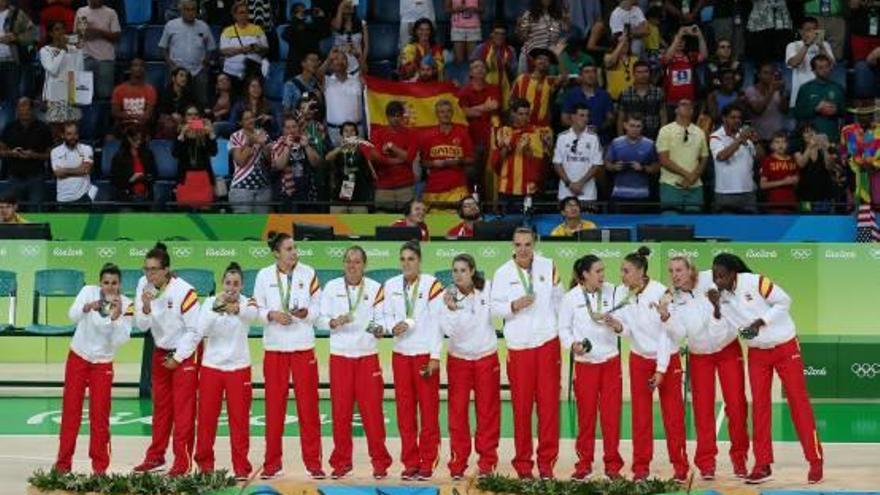 Las jugadoras españolas posan con la medalla de plata obtenida tras el partido ante Estados Unidos.