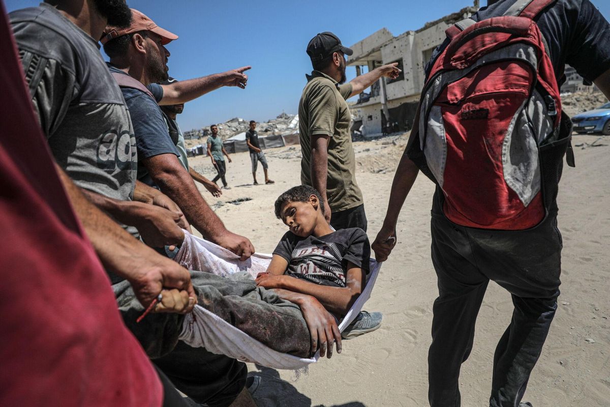 ZIKIM (---), 20/07/2025.- Palestinians carry the body of a boy after he was shot dead at a food distribution point near Zikim, northern Gaza Strip, 20 July 2025. According to the Palestinian Ministry of Health in Gaza, at least 67 people were killed while trying to receive humanitarian aid in the Zikim area. EFE/EPA/MOHAMMED SABER
