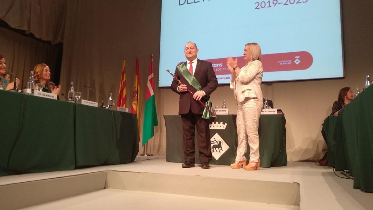 Carles Ruiz en el momento de ser reelegido como alcalde de Viladecans, este sábado en el Atrium de la localidad del Baix Llobregat.