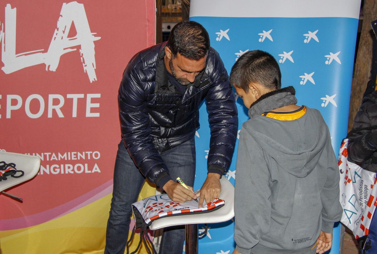 Gámez firmó muchos autógrafos.