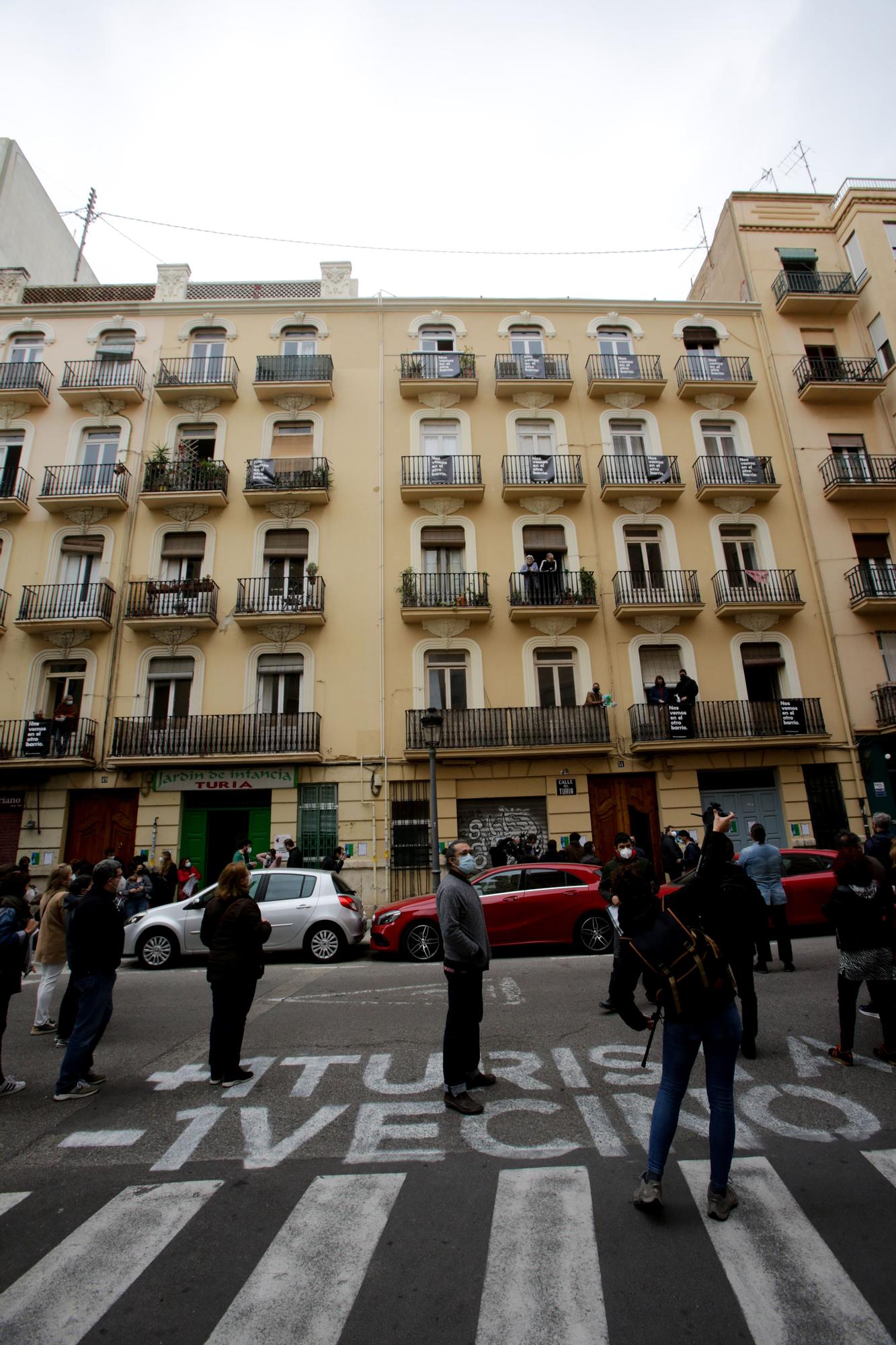 Protesta en la calle Turia ante el desahucio de 16 familias para construir apartamentos turísticos