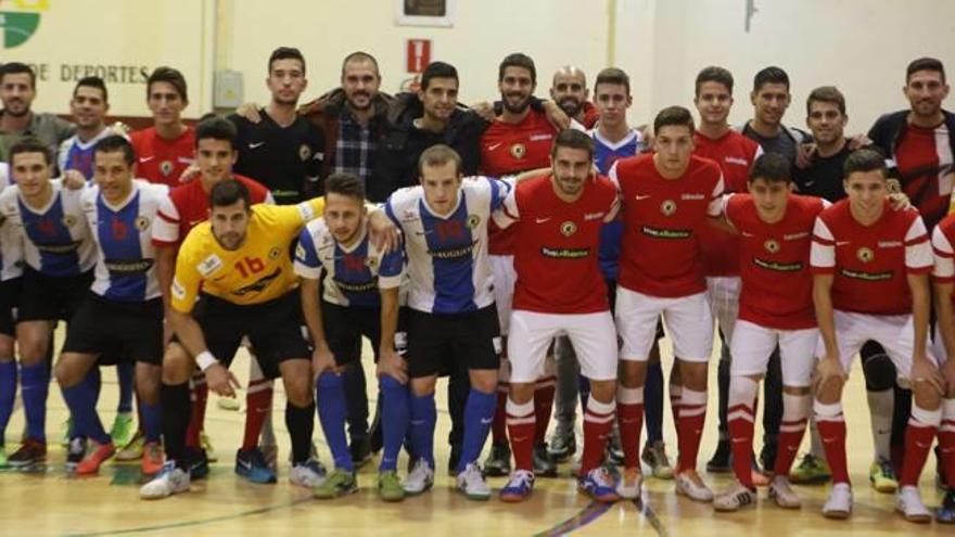 Foto de familia y abajo, el nuevo fichaje del Hércules, Javi Flores, en acción ayer en San Vicente.