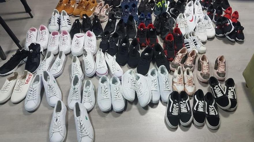 Decomisan 56 pares de zapatillas de imitación en el mercadillo de Cabo de Palos