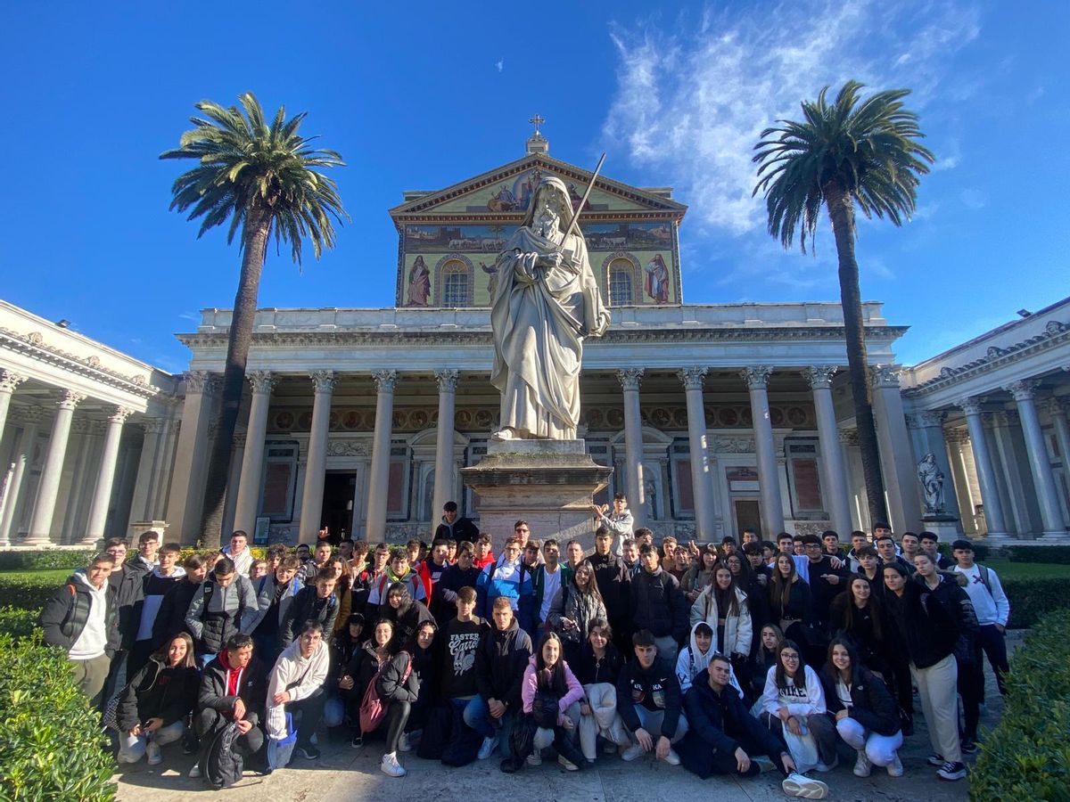 El viaje finaliza hoy. Los bachilleres regresaran de madrugada a Benavente. En la imagen en la Basílica de San Pablo Extramuros.