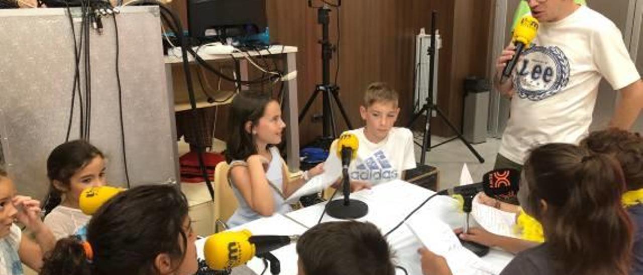 En Picassent, los niños se conviertieron en locutores de radio.