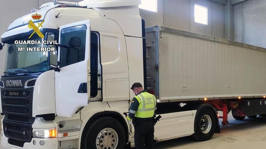 Investigan a un camionero que pudo provocar un accidente en Lorquí al caer 14 balas de paja de su vehículo