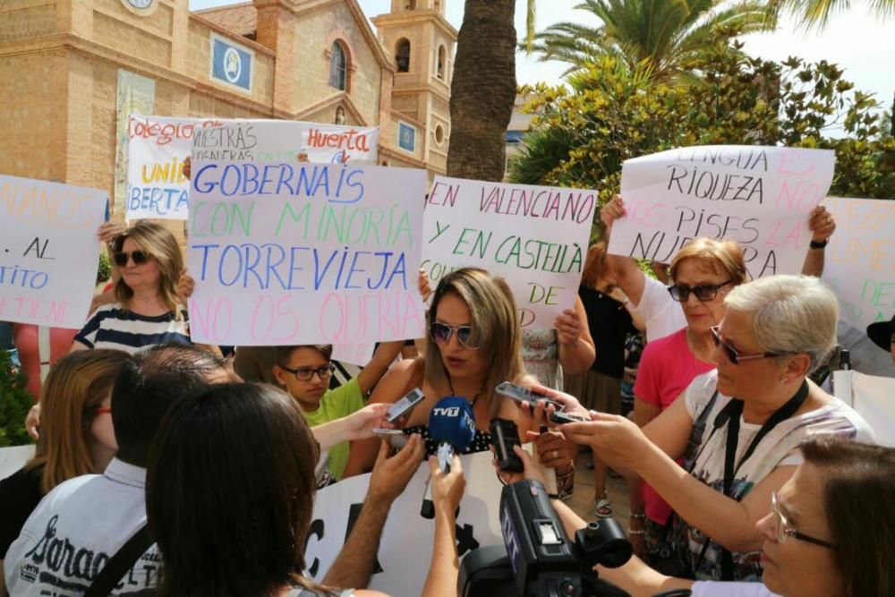 Protesta en Torrevieja ante Ximo Puig