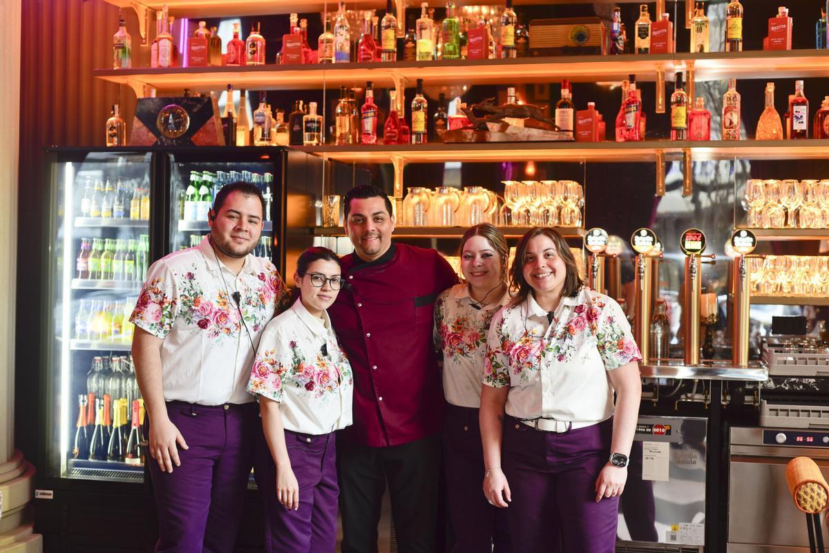 El equipo del restaurante, con el encargado Eric Pérez en el centro.