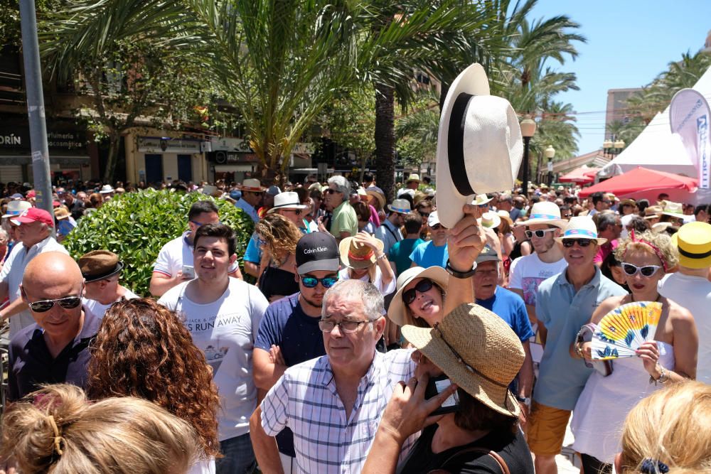 La mascletà de la pirotecnia valenciana Fuegos Artificiales del Mediterráneo hace retumbar la emblemática plaza con un disparo compacto con un potente final terrestre y aéreo