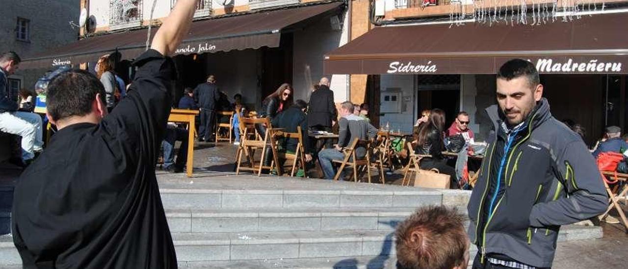 Una terraza en la plaza de Les Campes de Pola de Siero, en una imagen de archivo.