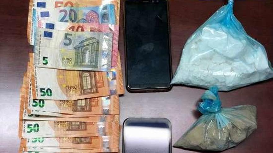 Dinero y sustancias intervenidos por los agentes. // Guardia Civil