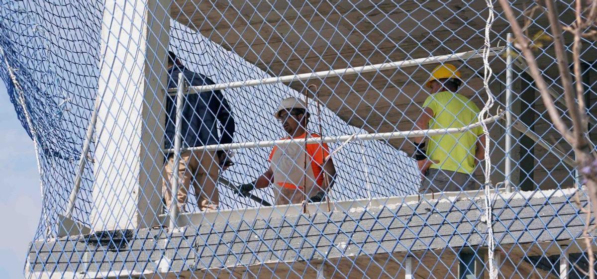 Trabajadores de la construcción en una obra en Málaga. | ÁLEX ZEA