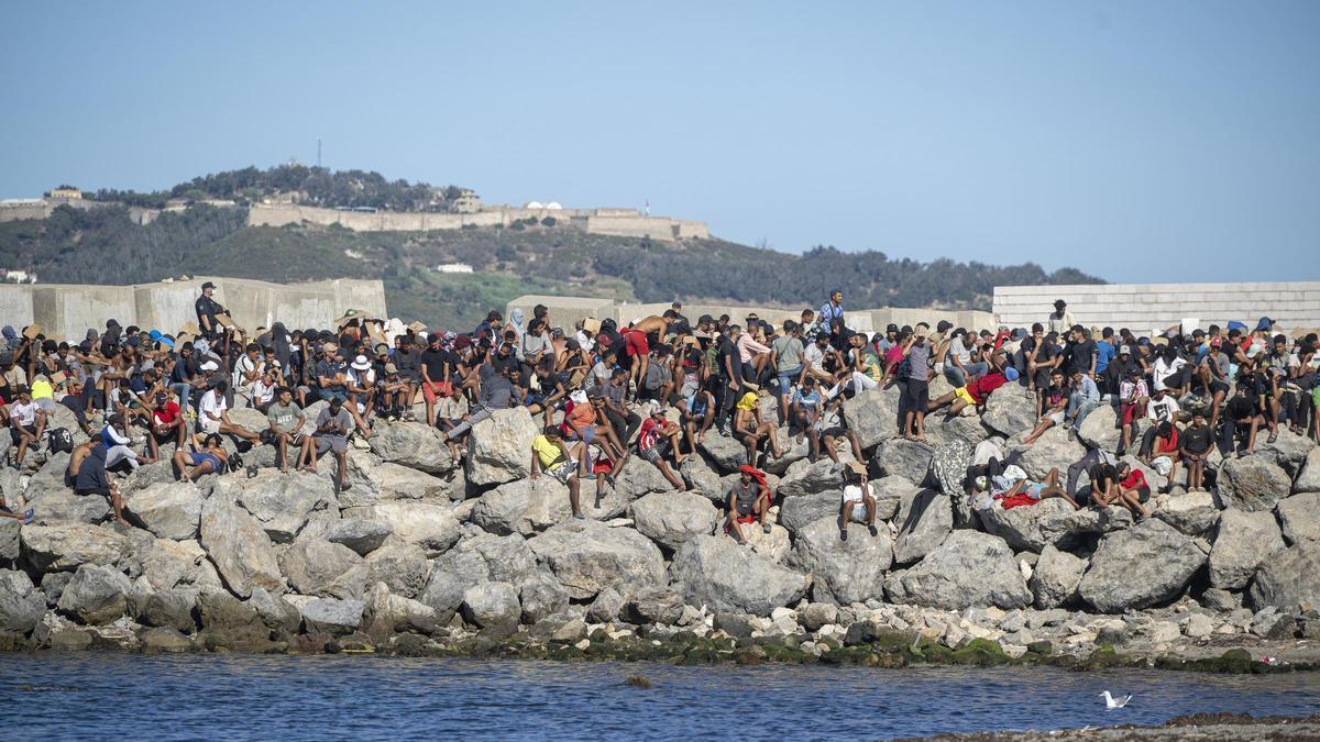 CRISIS MIGRATORIA | El Gobierno recurre al CNI para agilizar la repatriación de los migrantes en Ceuta