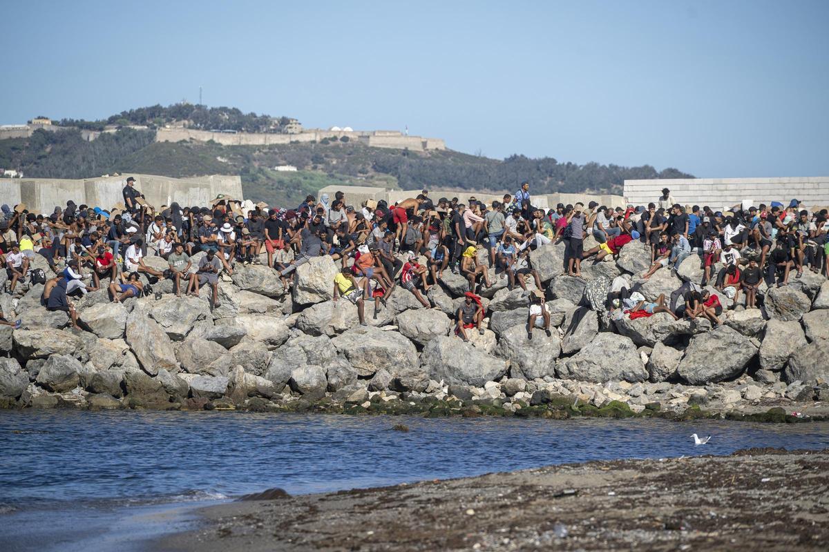 El Gobierno recurre al CNI para agilizar la repatriación de los migrantes en Ceuta