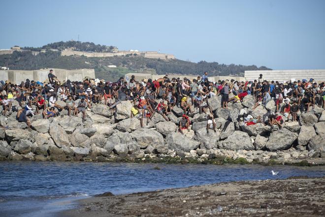 El Gobierno recurre al CNI para agilizar la repatriación de los migrantes en Ceuta