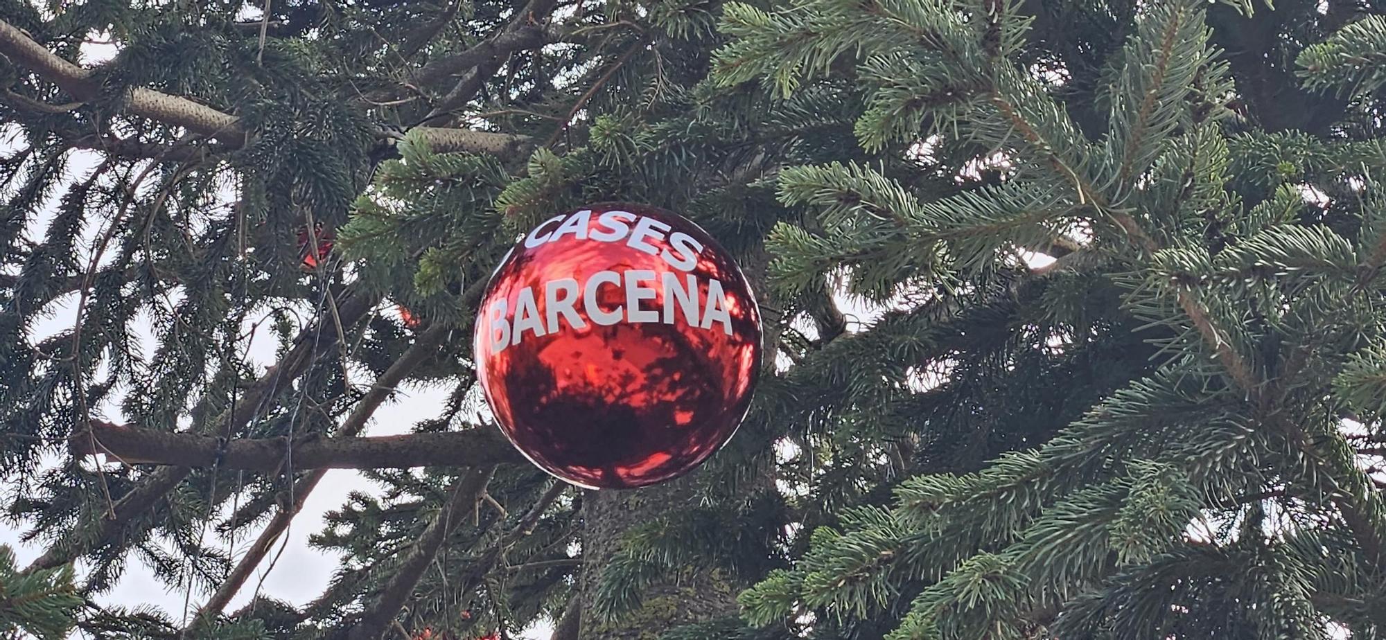 Así es el nuevo "Abeto de los Barrios" de Navidad en el centro de València