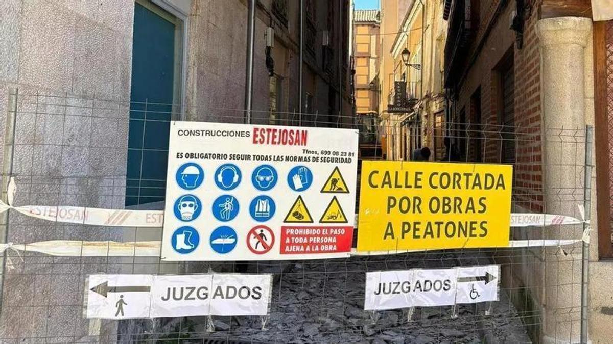 Calle Concejo cerrada por la ejecución de obras de reurbanización.