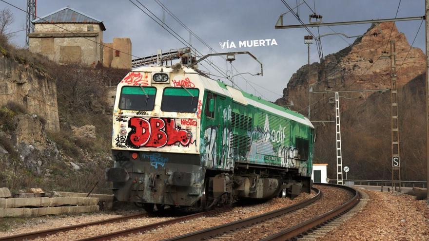 La rampa de Pajares se despide cerrada durante horas por un descarrilamiento