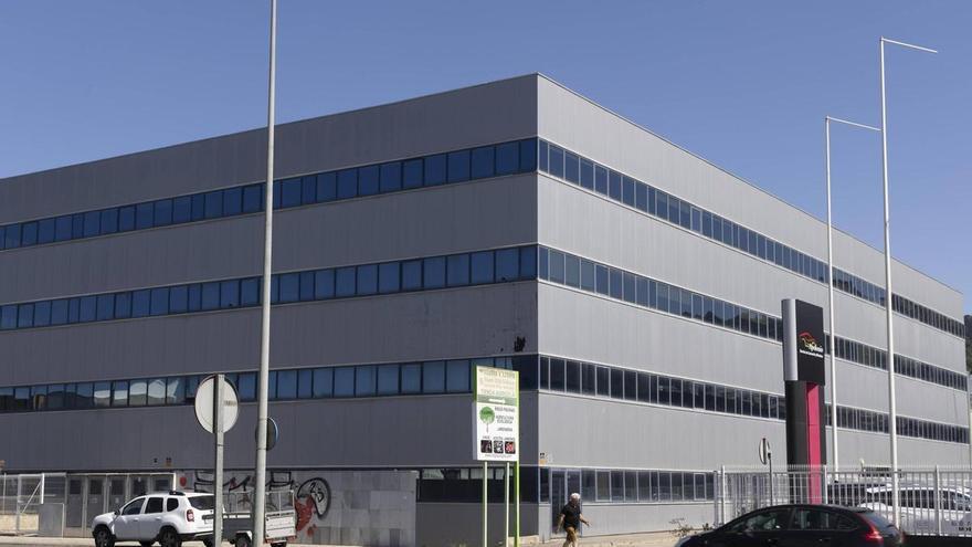 La gigantesca nave de 8.300 m2 que se alquila en Xàtiva por 55.000 euros: de sede de Llanera a la quiniela de los juzgados
