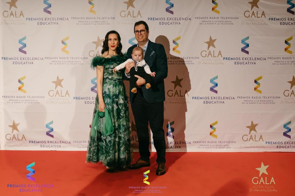 Nerea González y Sebastián Castiñeiras, con su hijo Matías, durante la gala celebrada en Madrid.