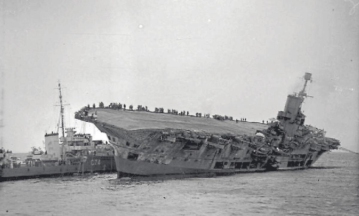 El portaaviones británico ‘Ark Royal’, en 1941, a punto de hundirse en aguas de Málaga.