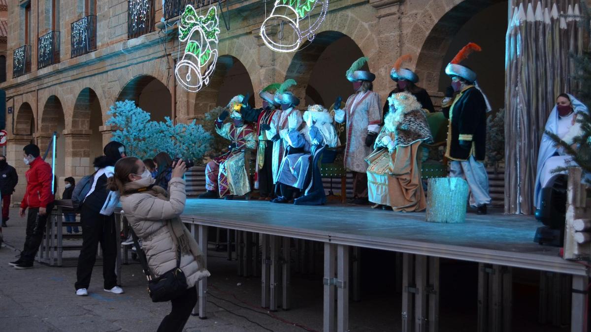 Los Reyes Magos reparten ilusión a los niños de Benavente y comarca. / E. P.