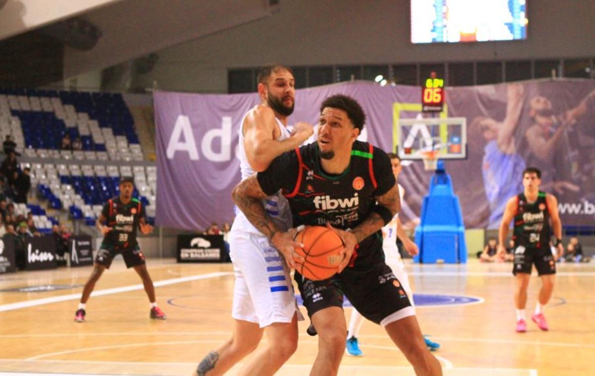 Bombino penetra a canasta.