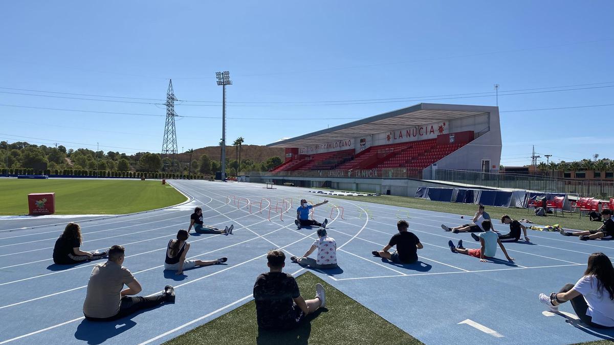 Los estudiantes que forman parte de este proyecto, en la pista de atletismo de La Nucía.