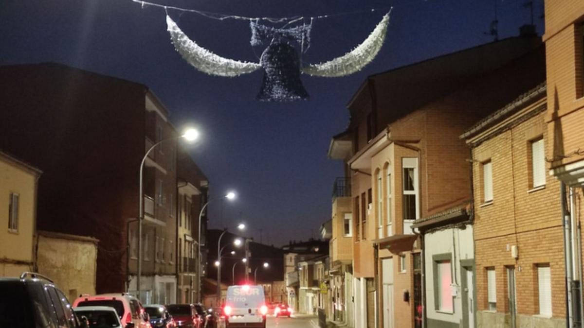 Uno de los arcos de Navidad ya instalados en el barrio Santa Clara. | E. P.