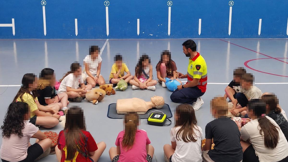 Un grupo de alumnos durante uno de los talleres formativos en soporte vital básico y uso del desfibrilador en el CRA de Moraleja del Vino.