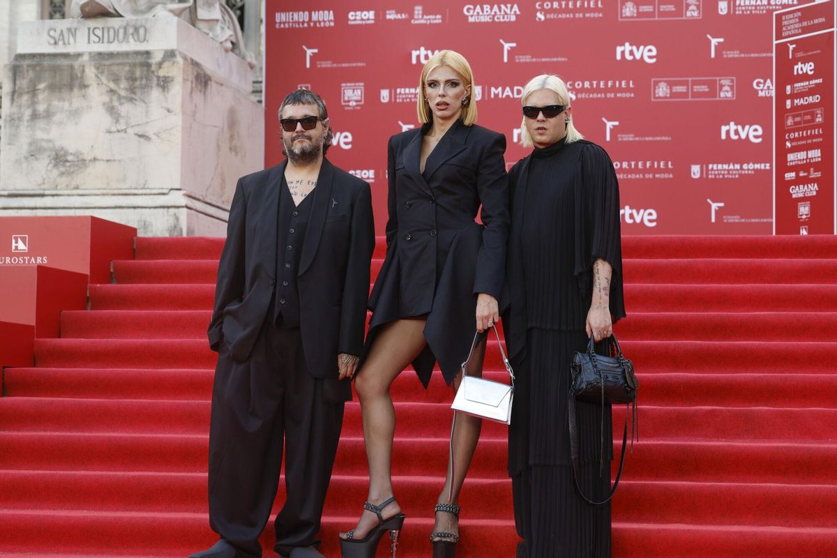 MADRID, 17/07/2025.- La artista, cantante y actriz Samantha Hudson (c) posa a su llegada a la II edición de los Premios de la Academia de la Moda Española, celebrada este jueves en Madrid. EFE/J.P. Gandul