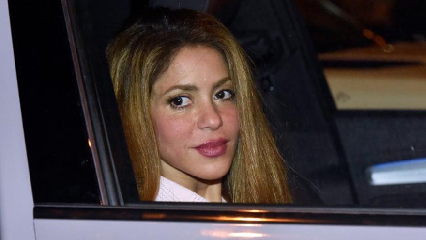La enigmática sonrisa de Shakira al irse de Barcelona sin sus hijos