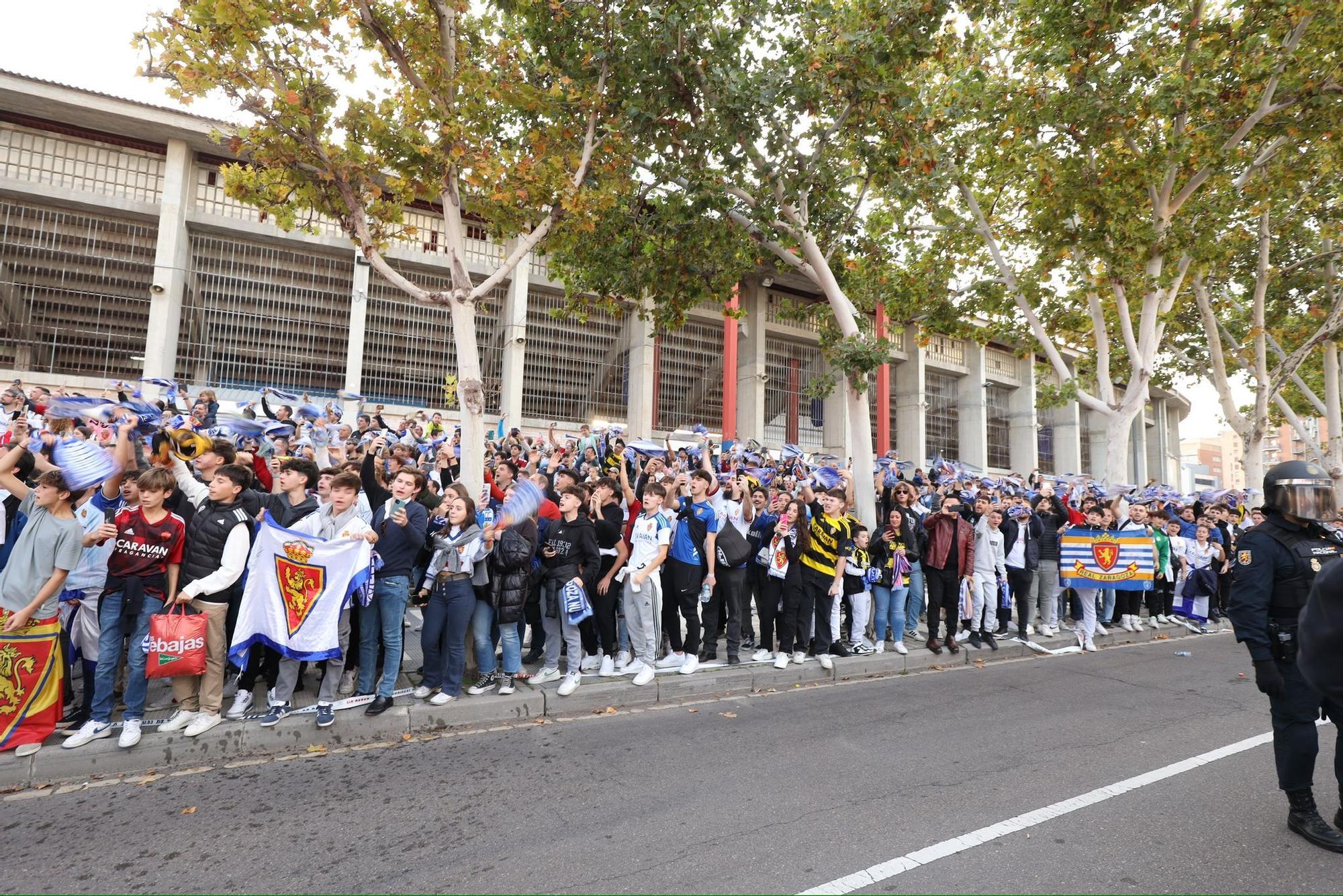 En imágenes | Este es el ambientazo a las puertas de La Romareda por el Real Zaragoza - Huesca