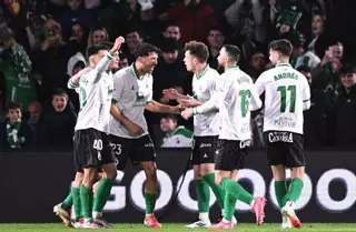 El Elche pierde el liderato ante un Racing muy efectivo