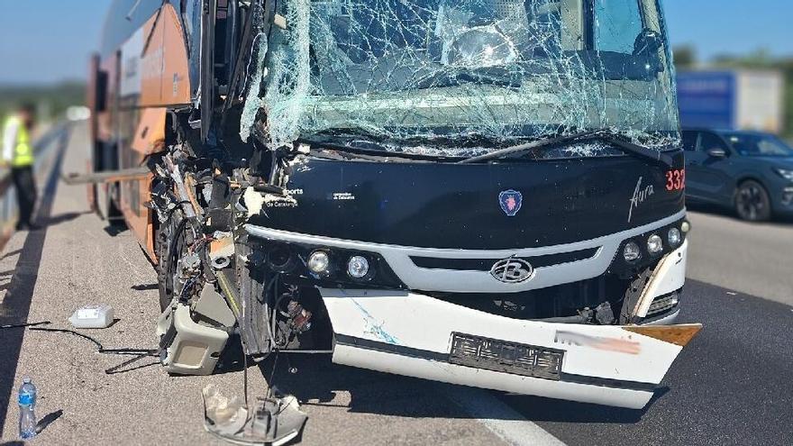 L'autobús accidentat a Maçanet.