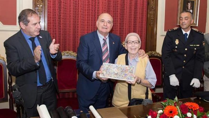 Elvira Bosch junto al alcalde de Alginet y el embajador de España en el Congo, en el acto de homenaje.