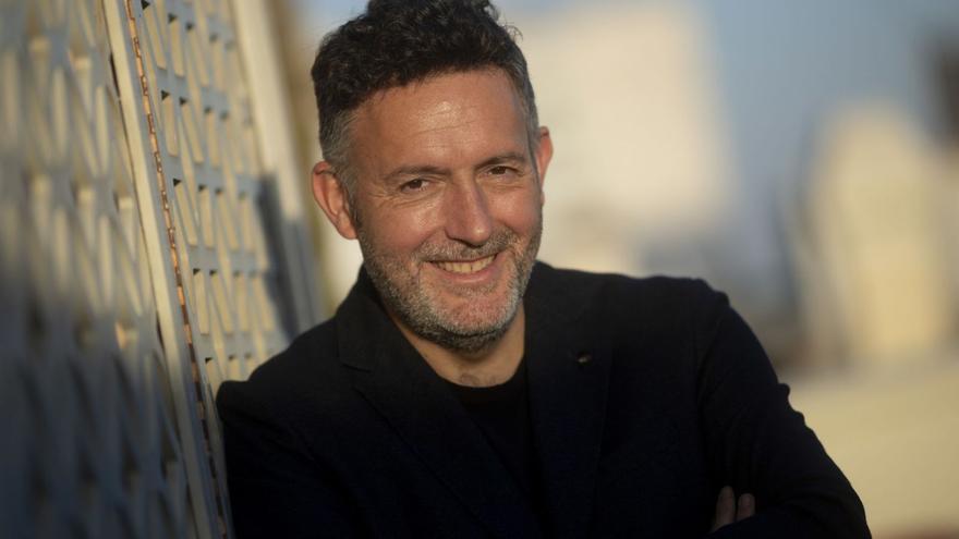 El escritor Mikel Santiago.