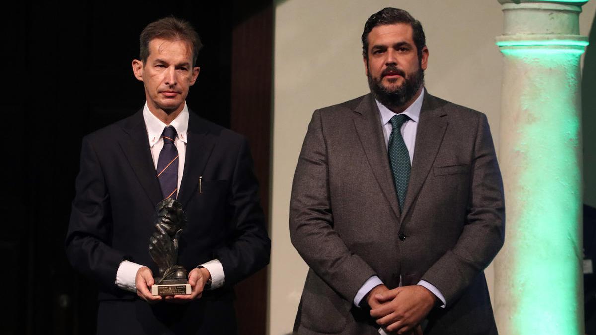 El cirujano malagueño Ignacio Díaz de Tuesta, Premio Sociedad 2020, acompañado por Carlos Cañavate, consejero delegado de Acosol.