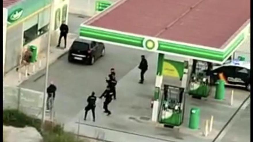 La Policía reduce a un joven armado con un hacha en una gasolinera de Alicante