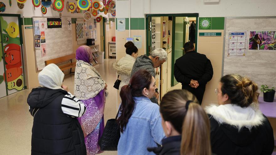 El conseller de Educación pone en valor la implicación de los padres en la consulta de la lengua
