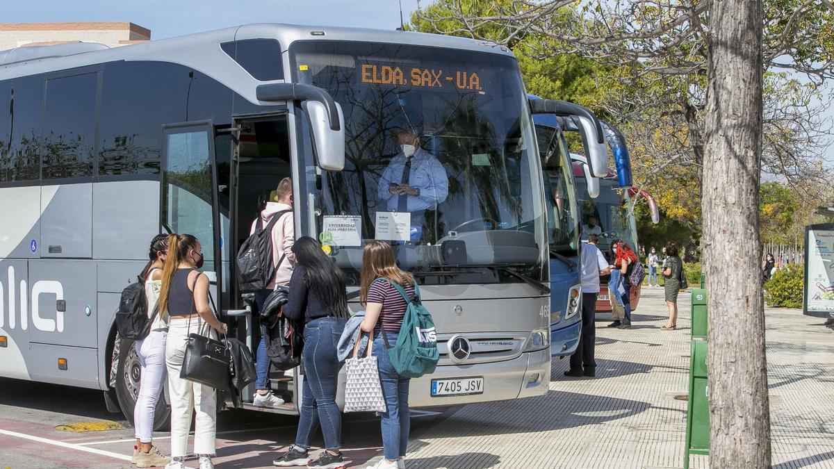 Alumnos de la UA cogen el autobús para volver a casa, en una imagen de archivo.
