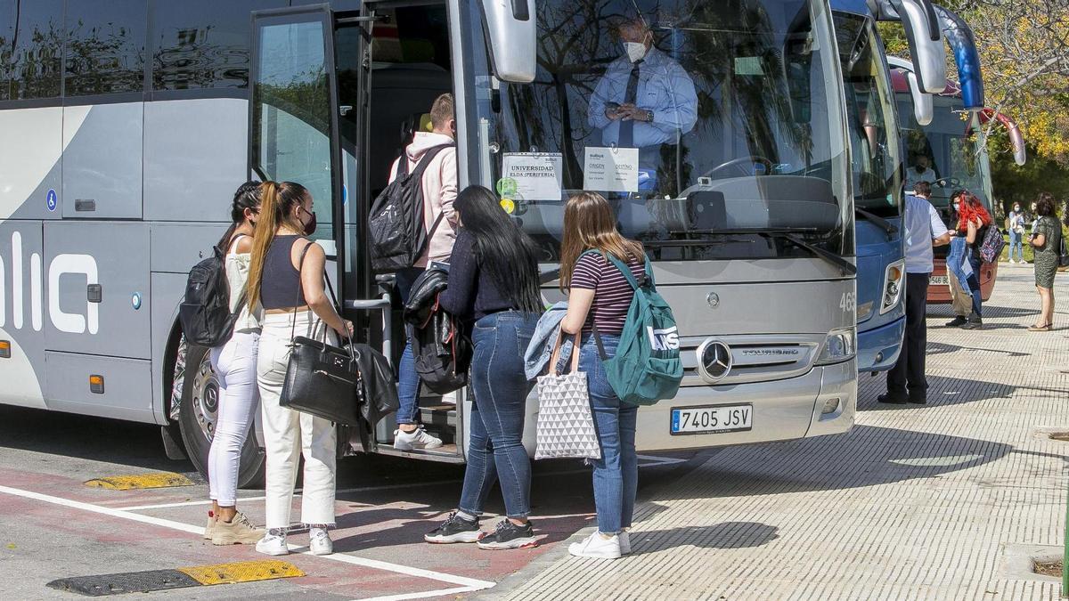 Alumnos de la UA cogen el autobús para volver a casa.
