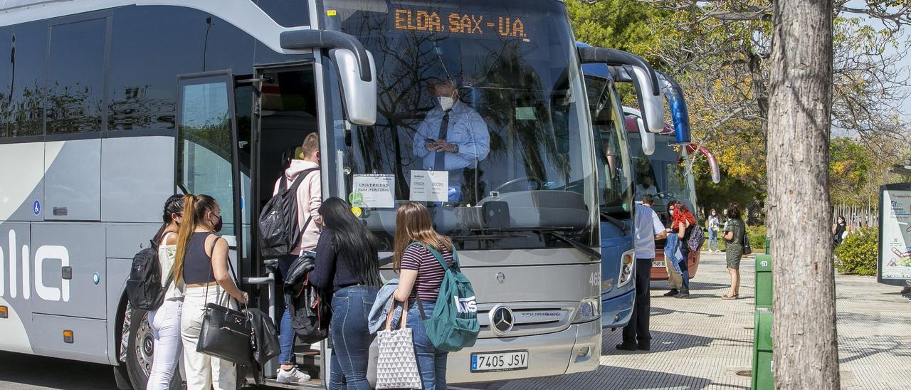 Alumnos de la UA cogen el autobús para volver a casa.