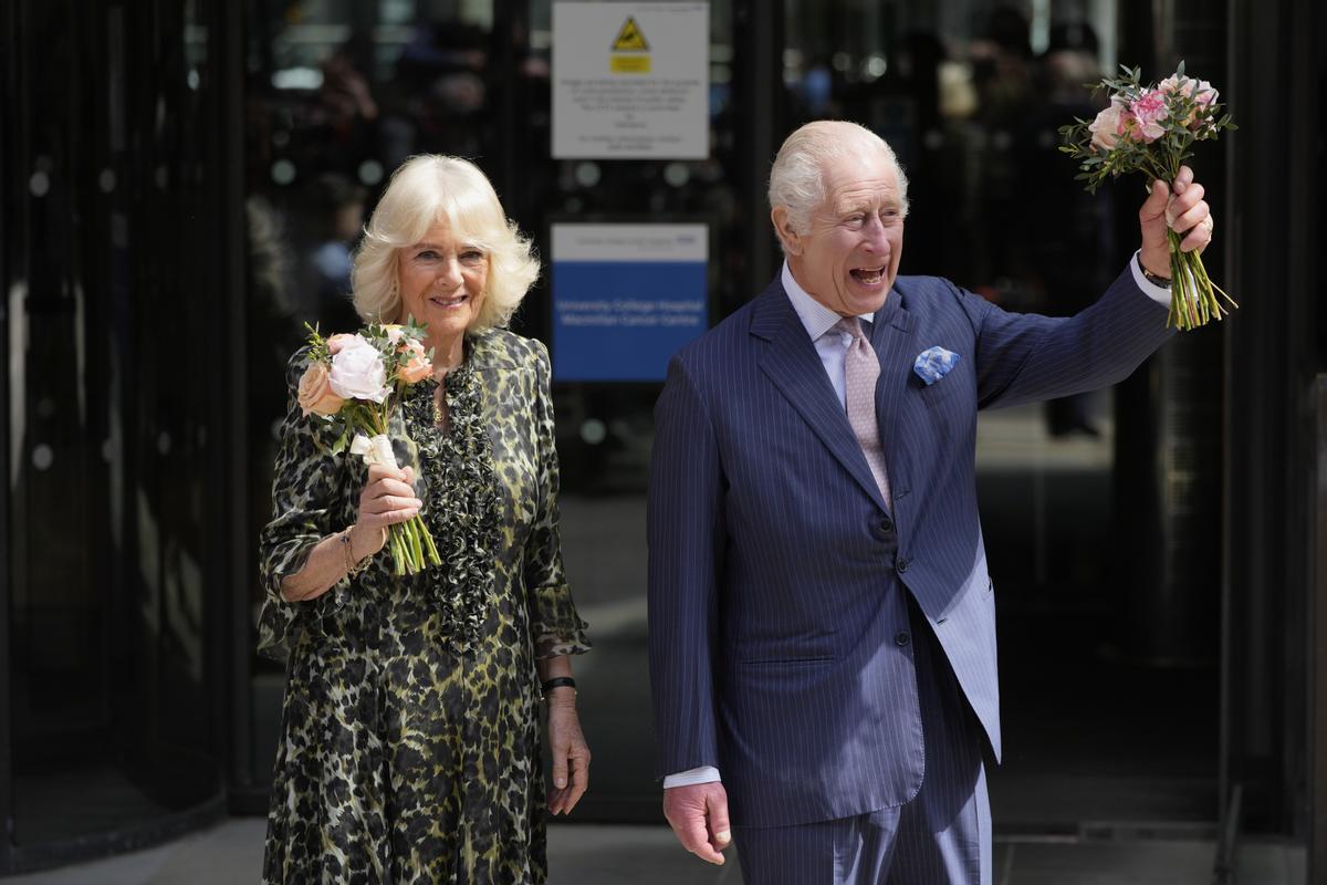 El rey Carlos III y la reina Camilla visitan un centro oncológico en Londres.