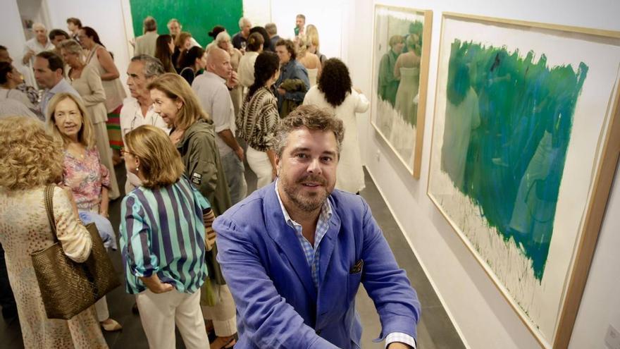 En imágenes: la inauguración de la exposición "Pinturas de invierno", de Hugo Fontela, en Gijón