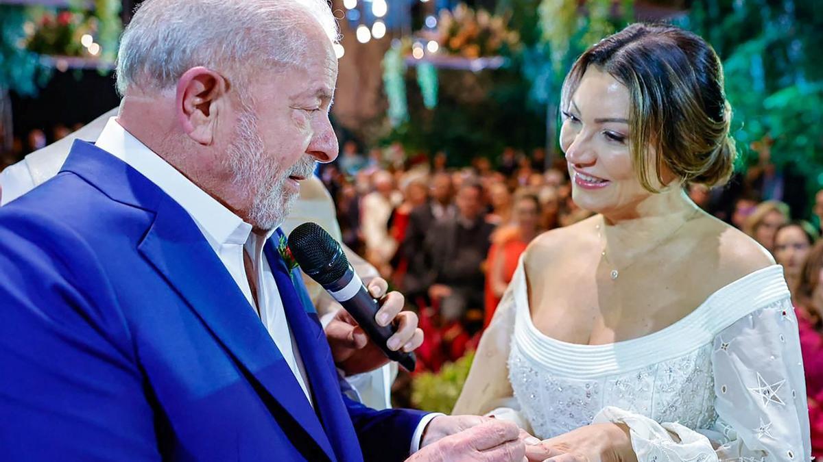 El expresidente brasileño Luiz Inacio Lula da Silva y la socióloga Rosangela Silva, durante su boda en Sao Paulo.