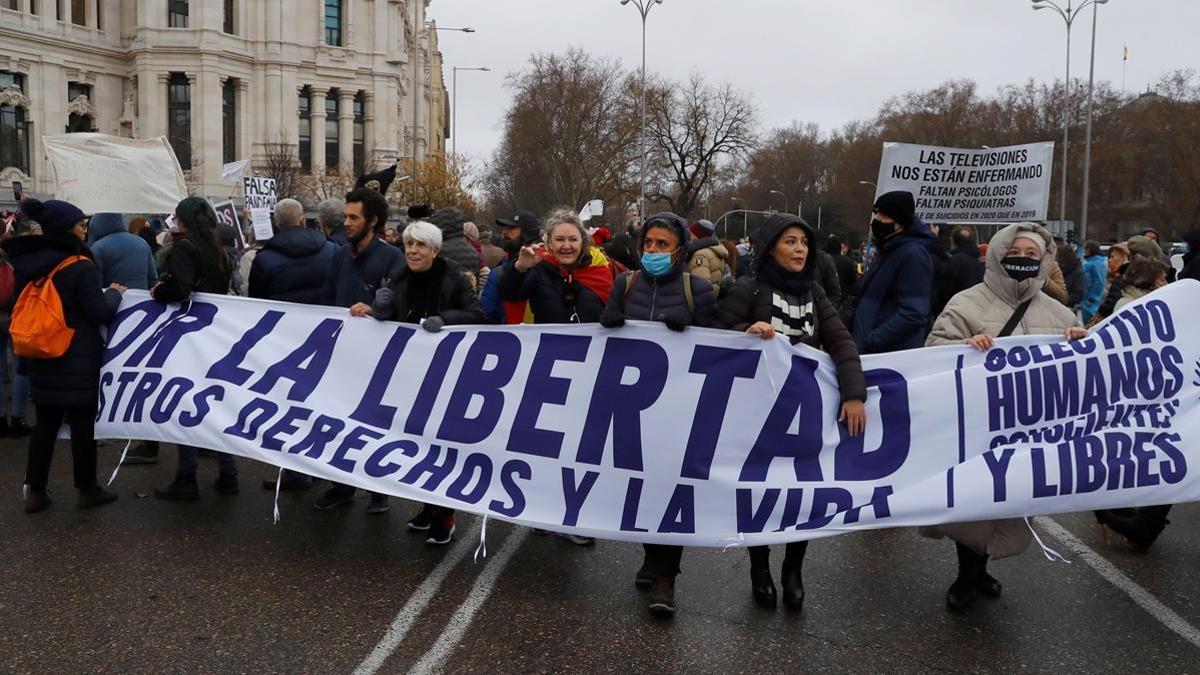 GRAF5701  MADRID  23 01 2021 - Varias personas participan en la manifestacion que bajo el titulo  Marcha por la libertad   ha sido convocada por el colectivo  Humanos conscientes y libres  hoy en Madrid  y en la que participan una veintena de asociaciones que cuestionan  el concepto de pandemia  y los efectos del 5G   EFE Ballesteros